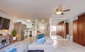 Smart TV, libri, impianto stereo