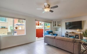 Smart TV, libri, impianto stereo