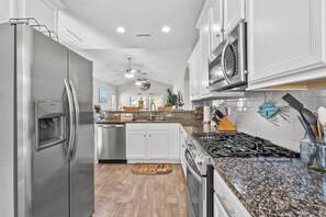 冷蔵庫、電子レンジ、オーブン、コンロ