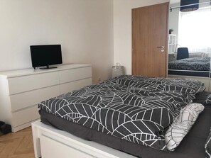 2 bedrooms, WiFi - Newly remodeled, sunny apartment in Prague- excellent location (Hlavní město Praha)