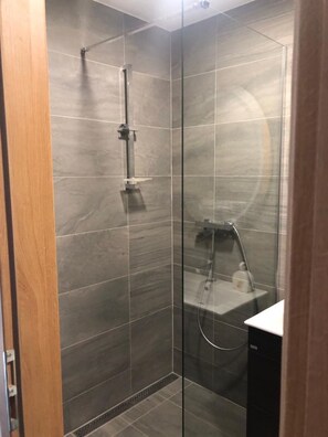 Shower - Newly remodeled, sunny apartment in Prague- excellent location (Hlavní město Praha)