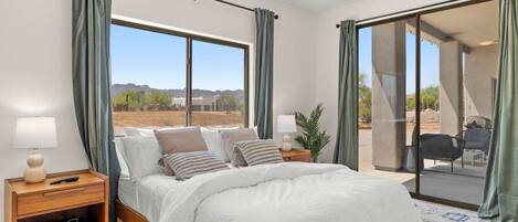 4 室のベッドルーム、デスク、旅行用ベビーベッド、WiFi