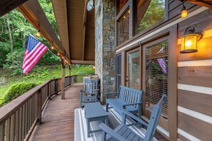 Terrace/patio - Highlander Cabin - Cozy family cabin near Boone! (Deep Gap)