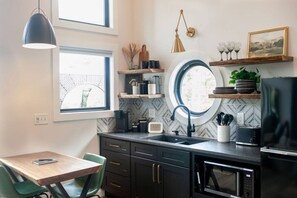 Køleskab, mikrobølgeovn, kaffe-/temaskine, brødrister