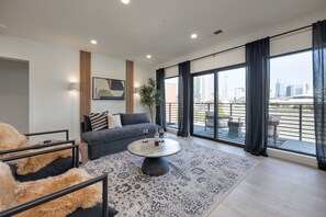 Smart TV, chimenea y tenis de mesa 