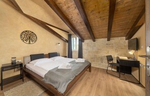 3 bedrooms, travel crib, free WiFi, bed sheets