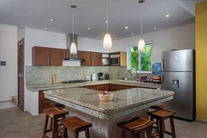 Een koelkast, een magnetron, een oven, een kookplaat