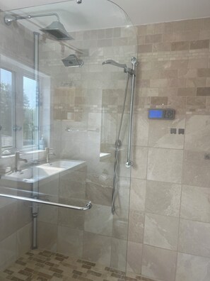 Douche, sèche-cheveux, serviettes fournies, savon