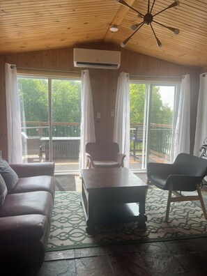 Smart TV, fireplace, printers - Bord de L'eau Rivière Saumon (Montebello)