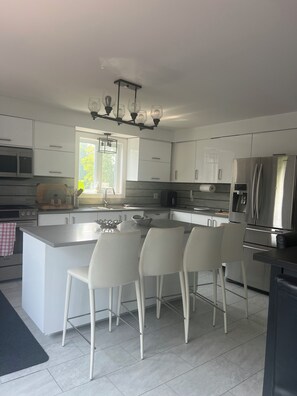 Fridge, microwave, oven, stovetop - Bord de L'eau Rivière Saumon (Montebello)