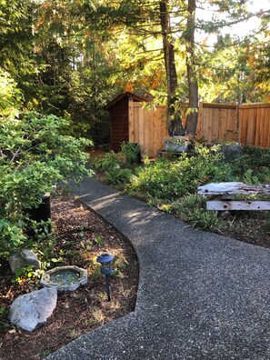 Property grounds - Cozy & Private next to nature & nearby Spider Lake Provincial Park. (Qualicum Beach)