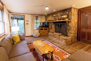 Smart-TV, Kamin, Bücher, Stereoanlage