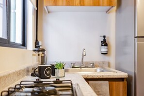 Kühlschrank, Mikrowelle, Wasserkocher mit Kaffee-/Teezubehör