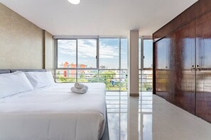 3 habitaciones, tabla de planchar con plancha, wifi y ropa de cama 