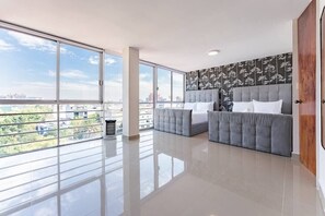 3 habitaciones, tabla de planchar con plancha, wifi y ropa de cama 