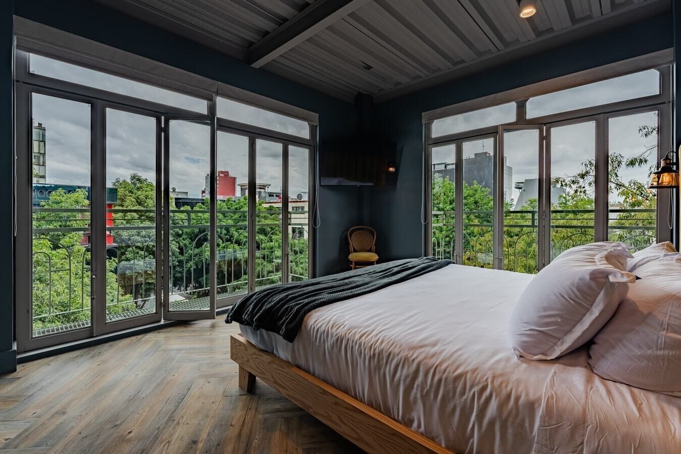 8 bedrooms, iron/ironing board, WiFi, bed sheets