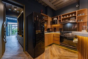 Geladeira, micro-ondas, cooktop, talheres/pratos/utensílios de cozinha