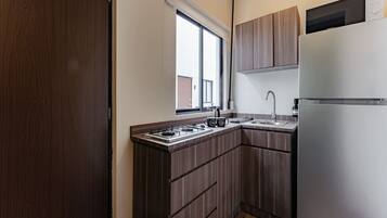 Refrigerador, microondas, cafetera/tetera, utensilios de cocina