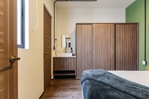 1 habitación, tabla de planchar con plancha y ropa de cama