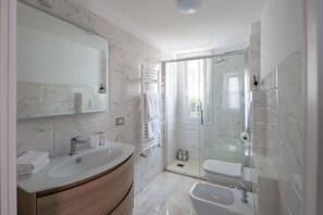 Dusche, Haartrockner, Bidet, Handtücher