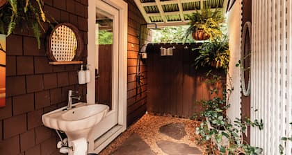Waterfront, Studio and Gardens, Huge grass lawn, Dogs Ok, with fee