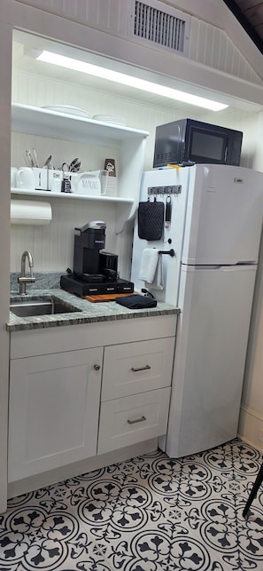 Coffee/tea maker, fridge, microwave, stovetop - Charming waterfront studio/sleeps 4/pet friendly (Wanchese)