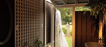 Waterfront, Studio and Gardens, Huge grass lawn, Dogs Ok, with fee