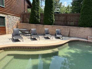 Utendørsbasseng og et oppvarmet basseng