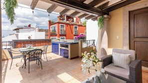 BBQ/picnic area - Centro 2BR Home with Rooftop Terrace (San Miguel de Allende)