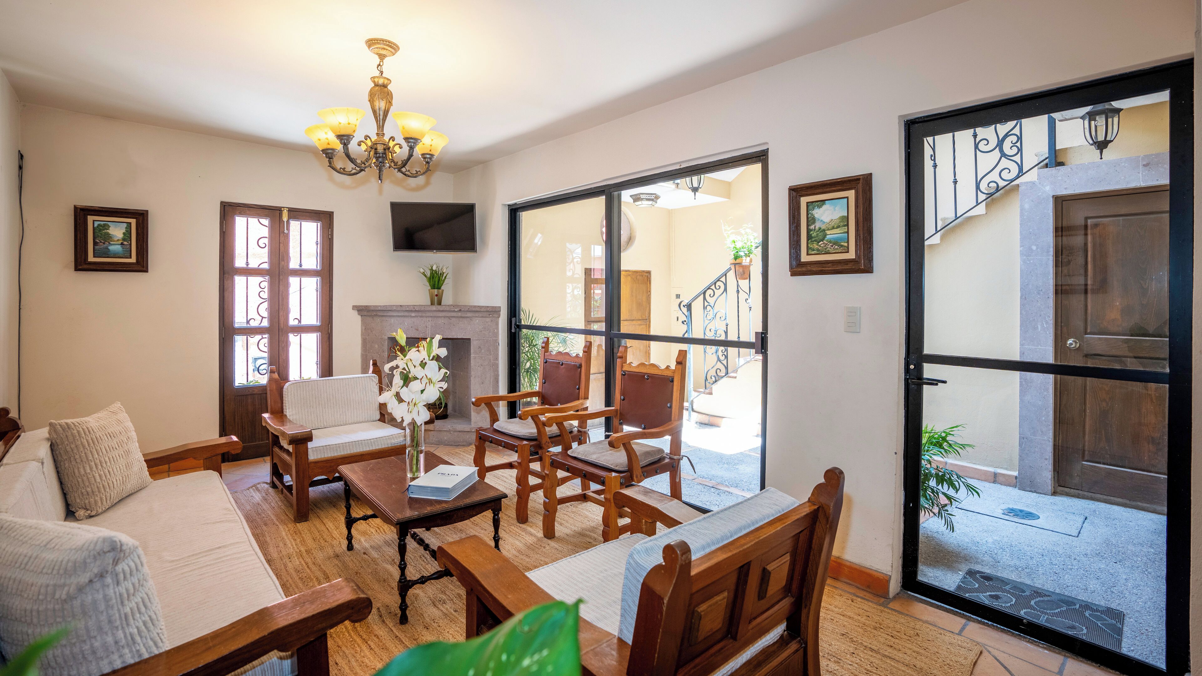 Comfort huis | Woonruimte | Een 49-inch smart-tv met kabelzenders, Netflix en streamingdiensten