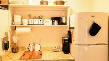 Refrigerador, microondas, cafetera y tetera y tostadora