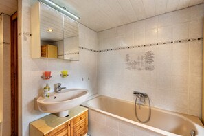 Bañera, secador de pelo y toallas