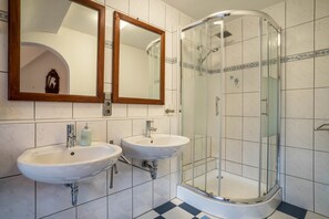 Douche, sèche-cheveux, serviettes fournies