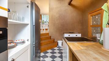 Kjøleskap, ovn, kokeplater og oppvaskmaskin