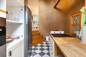 Een koelkast, een oven, een kookplaat, een vaatwasser