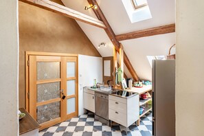 Jääkaappi, uuni, liesi, astianpesukone