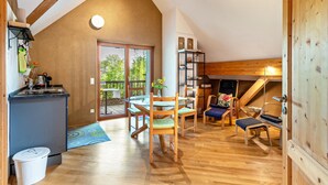 A spacious loft with a kitchen, dining area, and a balcony with a view. - Holiday Apartment Rose with Mountain View, Shared Terrace and Wi-Fi (Weilheim)