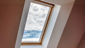 A skylight with a view of the sky through clouds. - Holiday Apartment Rose with Mountain View, Shared Terrace and Wi-Fi (Weilheim)