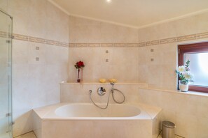 Badewanne, Haartrockner, Handtücher