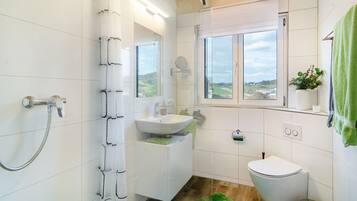 Dusj, hårføner og håndklær