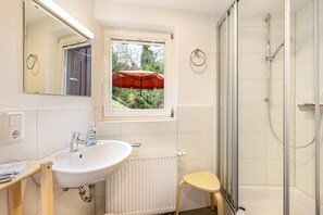 Een douche, handdoeken