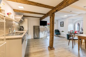 Fridge, oven, stovetop, dishwasher