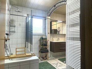 Bañera, artículos de tocador gratuitos, secador de pelo, toallas