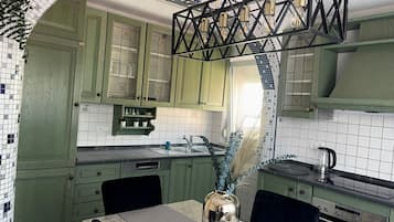 Fridge, oven, stovetop, dishwasher