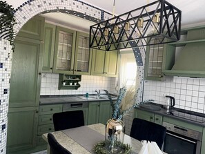 Frigorifero, forno, piano cottura, lavastoviglie