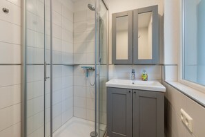 Shower, hair dryer, towels - Apartment 'Ferienwohnung 1, 66qm' with Mountain View, Shared Garden and Wi-Fi (Rosswangen)