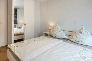 3 bedrooms, iron/ironing board, free WiFi, bed sheets - Apartment 'Ferienwohnung 1, 66qm' with Mountain View, Shared Garden and Wi-Fi (Rosswangen)