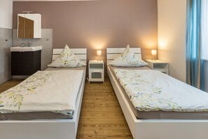 3 bedrooms, iron/ironing board, free WiFi, bed sheets