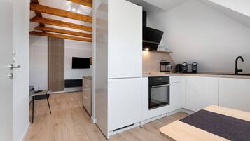 Frigorifero, microonde, forno, piano cottura