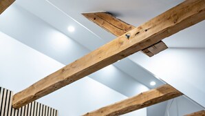 Techo con vigas de madera a la vista e iluminación empotrada.